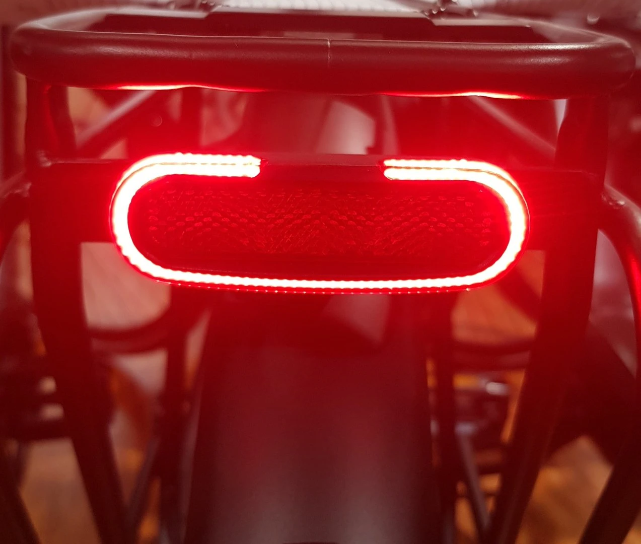 Fuxon Gepäckträgerrücklicht R-100-EB Mit Standlicht 50mm Schraubenabstand 6-12V Gleichspannung 5 Fuxon Gepäckträgerrücklicht R-100-EB Mit Standlicht 50mm Schraubenabstand 6-12V Gleichspannung – Bild 3